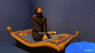 无毛妈妈用巨大的黑色假阳具狂野