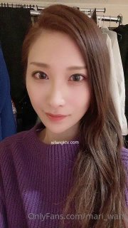 可爱的学生从她的看护人那里得到了一个惊喜的硬核口交